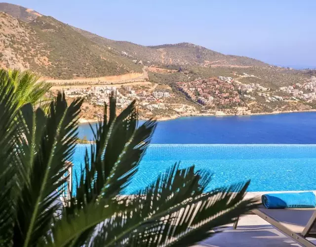 Luxury 5 bedroom villa with heated infinity pool & amazing sea views
