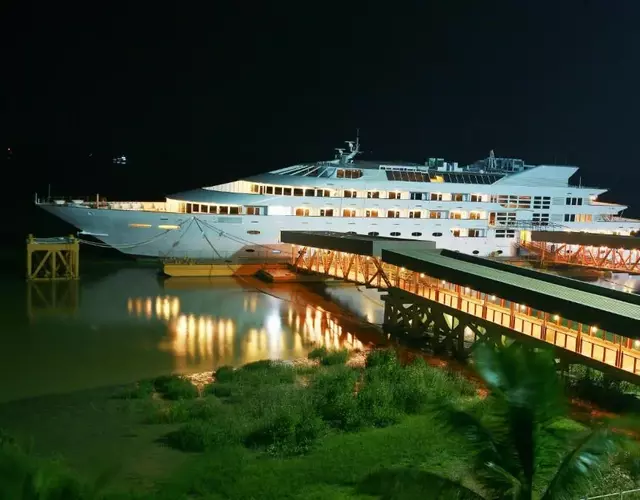 Vintage Luxury Yacht Hotel