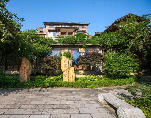 Riverside Retreat Hotel