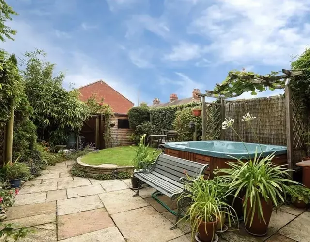 Large character home, hot tub, beach 5 min walk