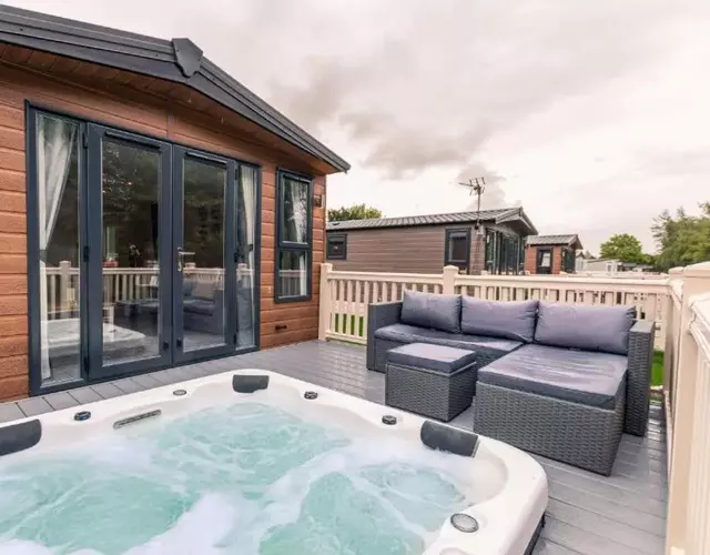 The Serenity Lodge with Hot Tub