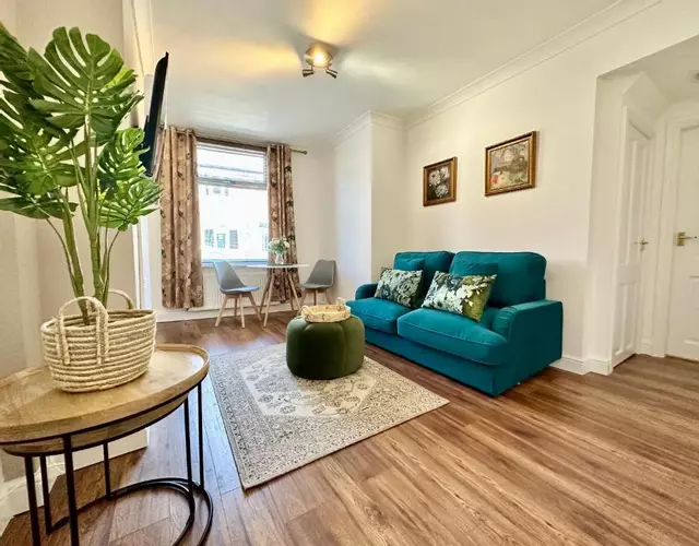 De Burgh Ground Floor Apartment with Free Parking