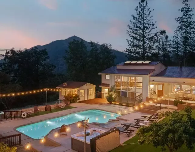 3 Bedrooms with 2 Bonus Rooms and Views! Pool with Spa