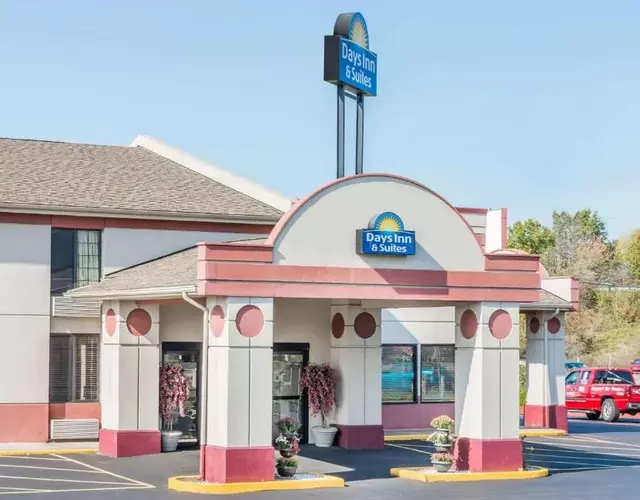 Days Inn & Suites by Wyndham Youngstown / Girard Ohio