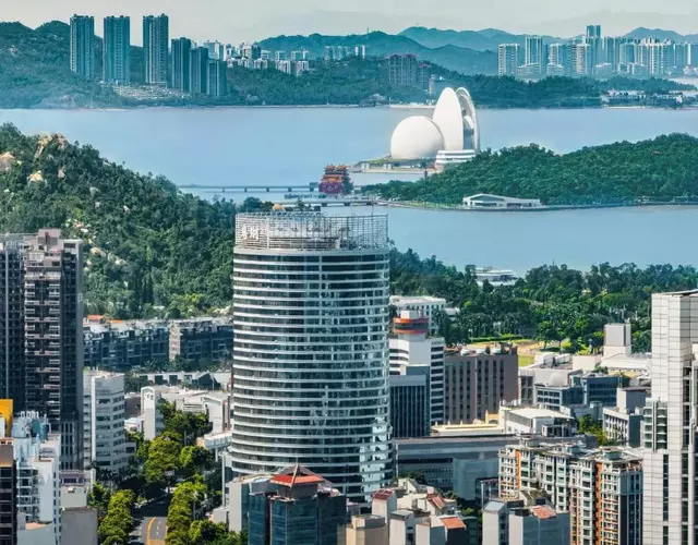 Crowne Plaza Zhuhai City Center by IHG - offers free one-way shuttle to Chimelong Ocean Kingdom