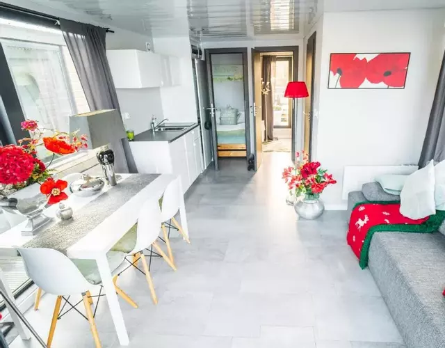 Rode Houseboat Zwartsluis