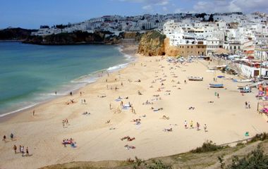 Generate a random place in Albufeira