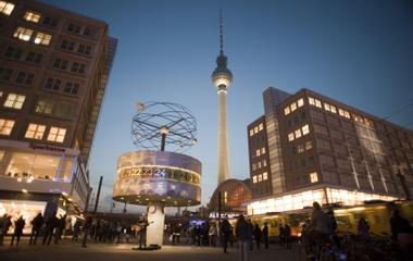 Generate a random place in برلين