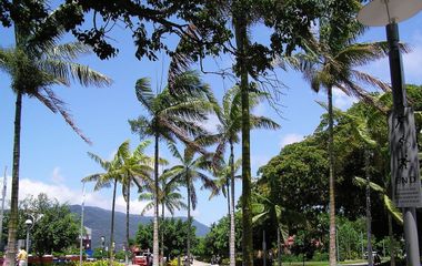 Generate a random place in Cairns