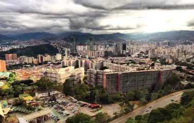 Generate a random place in Caracas