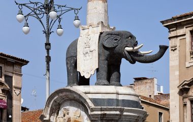 Generate a random place in Catania