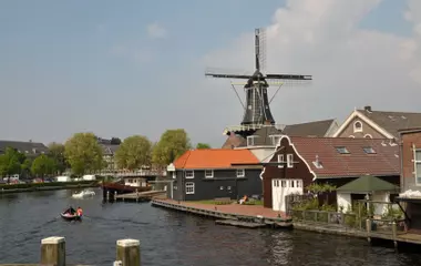Generate a random place in Haarlem