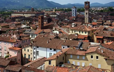 Generate a random place in Lucca