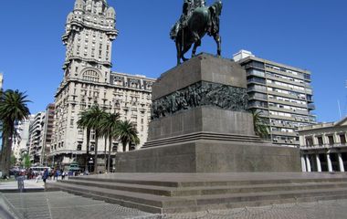 Generate a random place in Montevideo