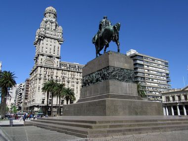 Generate a random place in Montevideo