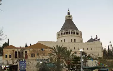 Generate a random place in Nazaret