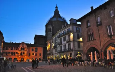 Generate a random place in Pavia