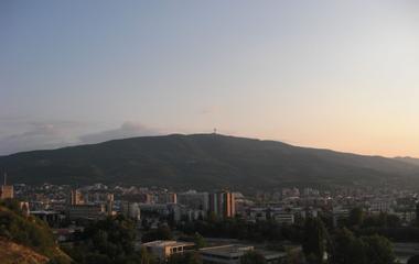 Generate a random place in سكوبيه
