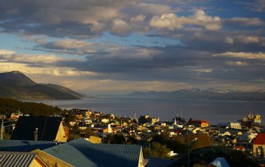 Generate a random place in Ushuaia