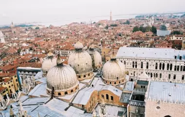 Generate a random place in Venedig