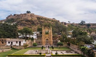 Full-Day Private Guided Chanderi Tour from Orchha with Lunch