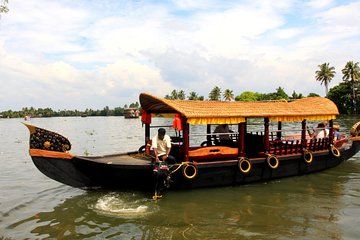 Kochi Private Tour: Kerala Backwater Shikara (Shaded Canoe Boat) Day Cruise