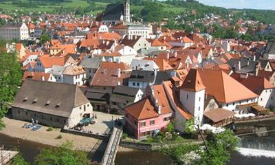 Private One-Way Sightseeing Transfer from Hallstatt to Prague via Cesky Krumlov