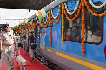Delhi to Agra Tour by Express Train