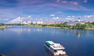 Putrajaya Cultural Experience: Lake Cruise, Pink Mosque & Lunch