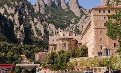 Sagrada Familia & Montserrat Small Group Tour with Hotel pick-up