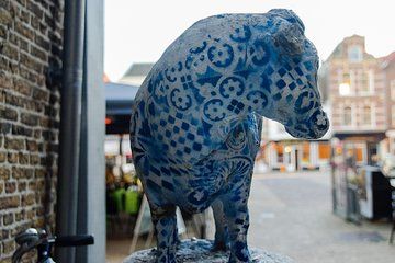 Fun Discovery Walk in Delft: Secret Alleys & Blue Ceramics