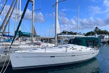 Private Sailing and Swim Tour in Waikiki