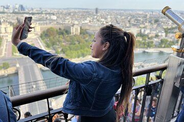 Paris: Daytime or Sunset Eiffel Tower entrance ticket with host