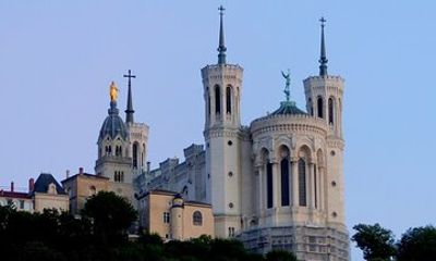 Private Transfer From Toulon To Lyon With a 2 Hour Stop
