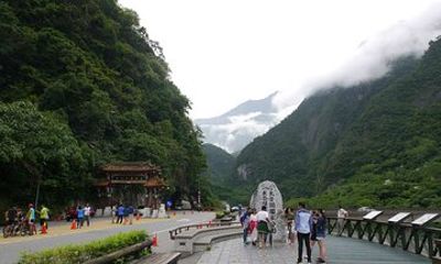 Taroko, Qingshui Cliffs: Liyu Lake & Hualien Sugar Factory Tour