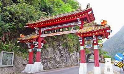 Hualien Day Tour: Taroko Gorge, Qingshui Cliffs & Qixingtan Beach