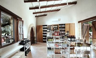 Manousakis Winery Shuttle Service Tour and Taste
