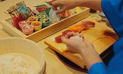 Tokyo Sushi Making Class and Picnic near Shinjuku Gyoen