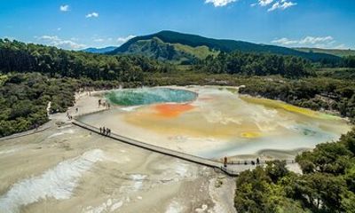 Rotorua to Auckland via Taupo and Hamilton Gardens Tour (one-way)