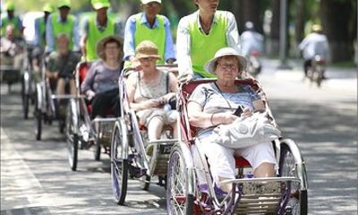 Hue Night Cyclo Tour with Cuisine and Folk Music