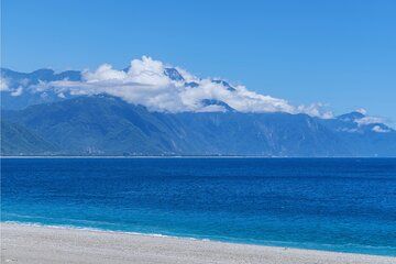 Hualien Day Tour: Qixingtan Beach, Liyu Lake, Lintianshan Park