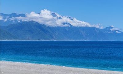 Hualien Day Tour: Qixingtan Beach, Liyu Lake, Lintianshan Park