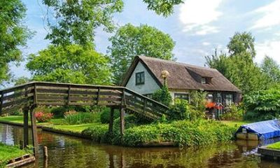 Private transfer from Giethoorn to AMS Amsterdam Schiphol Airport