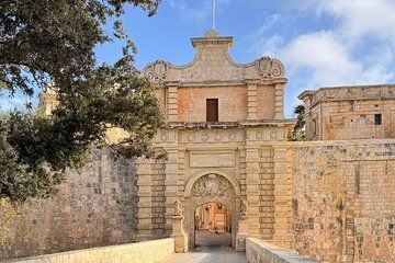 Between Walls and Stories: Pearls DE Mdina and Rabat