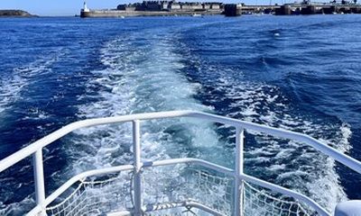One hour boat trip with a local (Commented FR & EN)