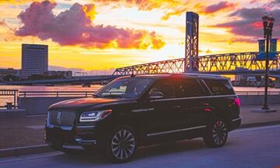 Jacksonville Airport Private Lux Car Transfer to Downtown Hotels