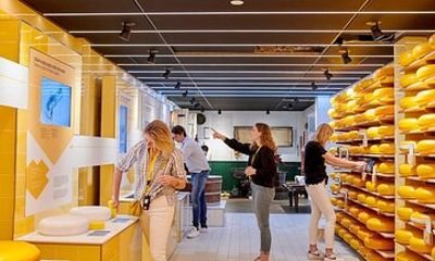 Gouda visit by train with Cheese Experience Entry from Amsterdam