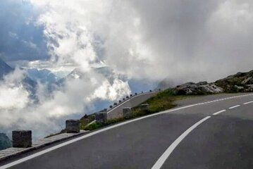 Andermatt to Interlaken or Bern One Way Sightseeing Tour Private