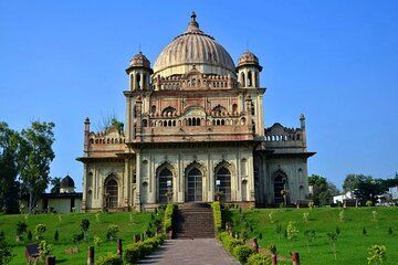 Lucknow: Cultural Walking Tour with Local Snacks (Guided Tour)