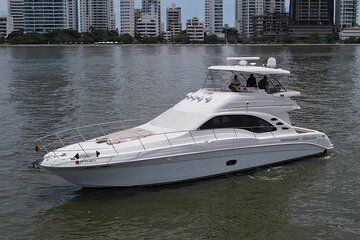 Private 58ft Sea Ray Yacht Tour and Sunset Cruise in Cartagena